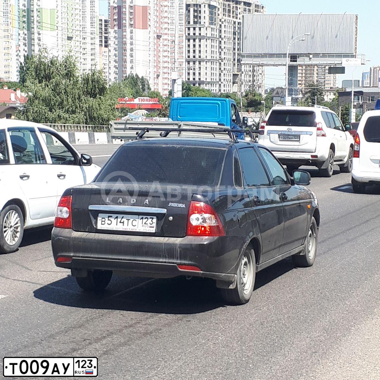 Фото автомобиля TOYOTA LANDCRUISER, 2015 — госномер Т009АУ123. Цвет: ПЕРЛАМУТРОВО-БЕЛЫЙ