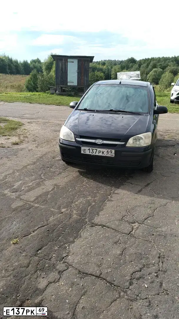 Фото автомобиля HYUNDAI GETZ, 2003 — госномер Е137РК69. Цвет: ТЕМНО-СИНИЙ