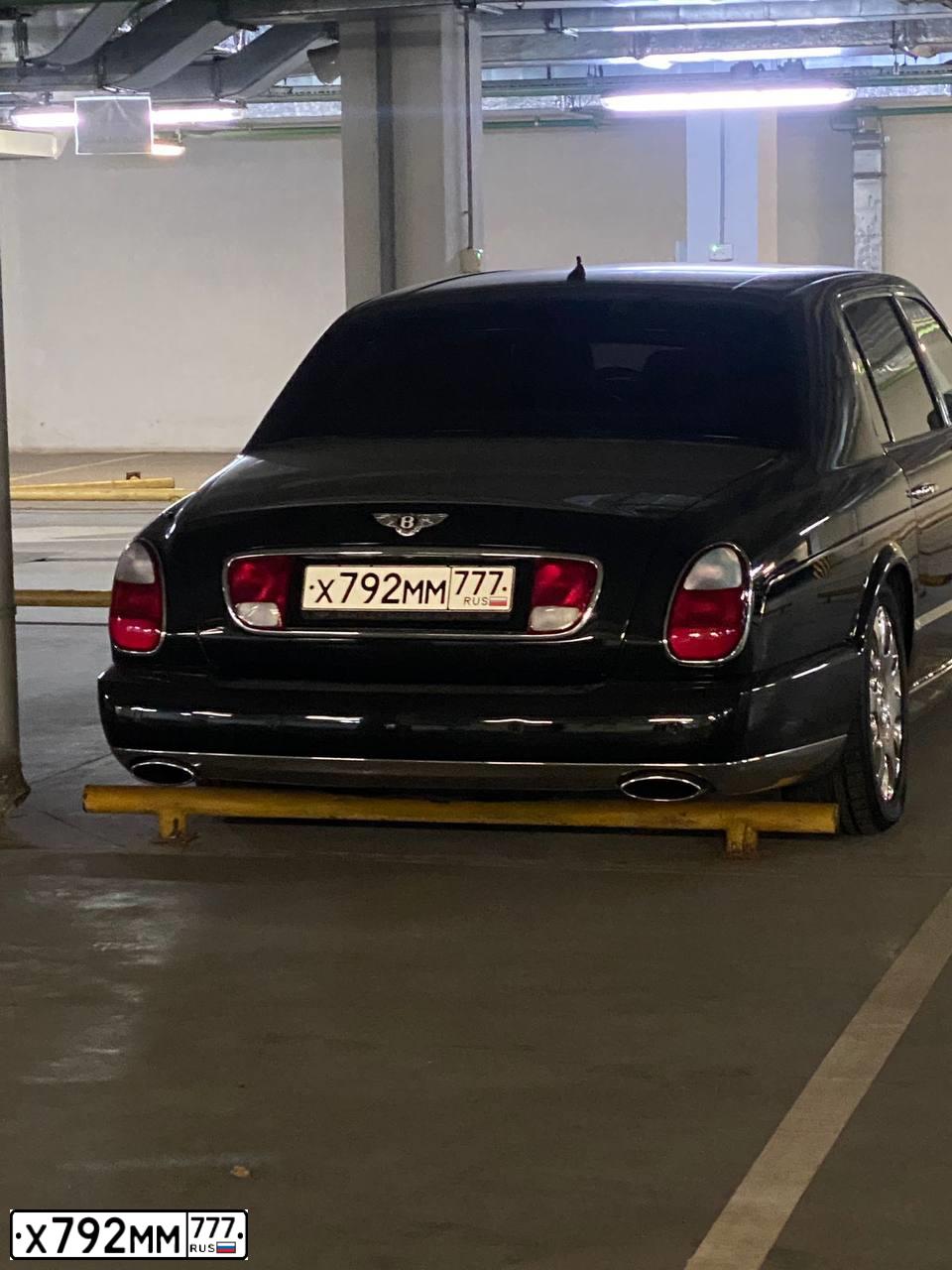 Фото автомобиля BENTLEY ARNAGE, 2006 — госномер К009АН199. Цвет: ЗЕЛЕНЫЙ ТЕМНЫЙ