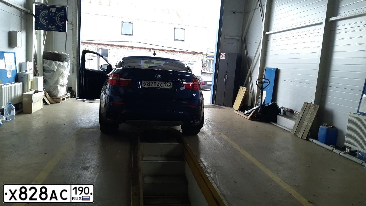 Фото автомобиля BMW X6, 2013 — госномер О788КР799. Цвет: синий