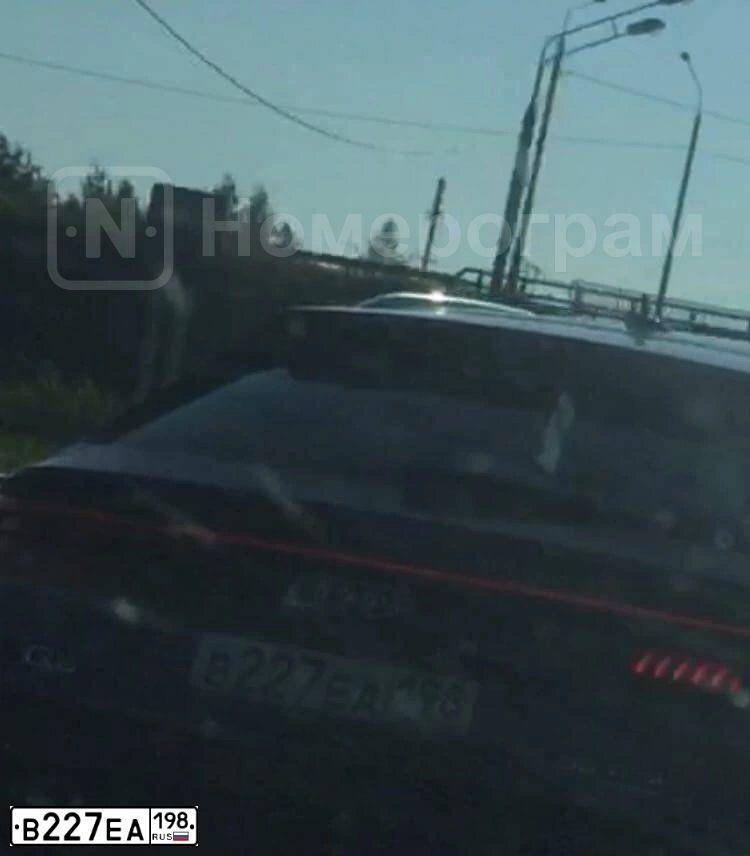 Фото автомобиля AUDI Q8, 2018 — госномер В227ЕА198. Цвет: СИНИЙ