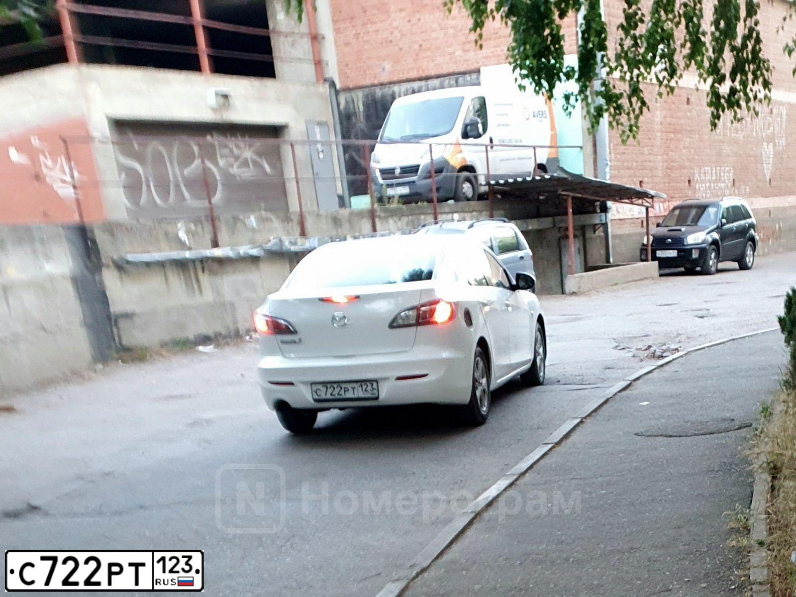 Фото автомобиля MAZDA 3, 2011 — госномер С722РТ123. Цвет: БЕЛЫЙ