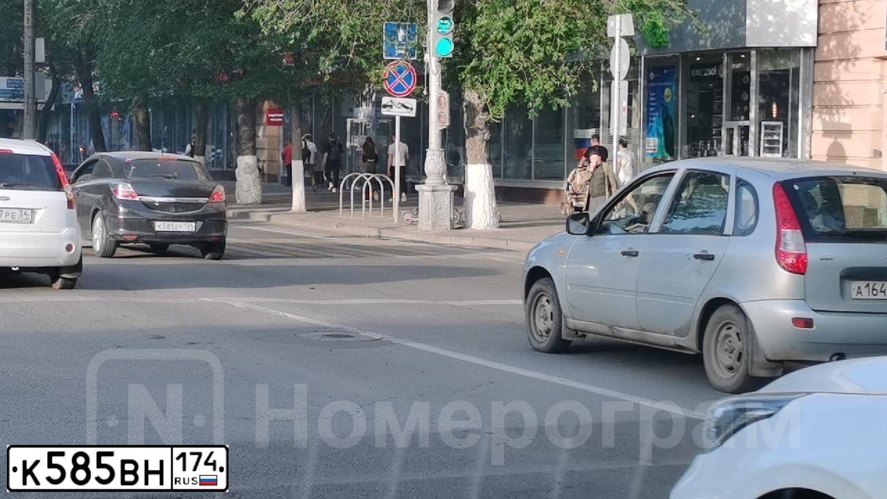 Фото автомобиля LADA 2112, 2005 — госномер М009ВО774. Цвет: Серебристо-темно-синий