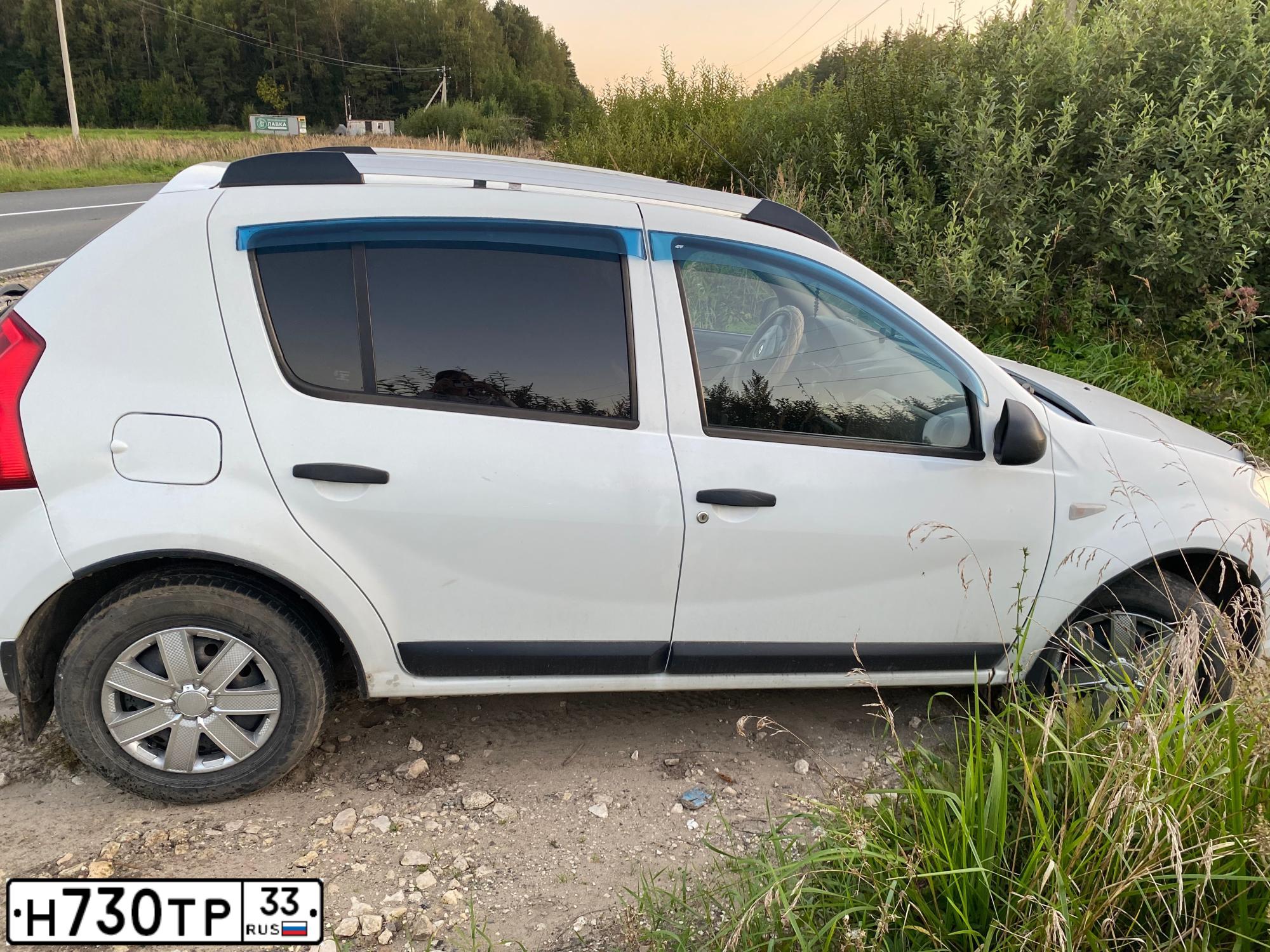 Фото автомобиля RENAULT SANDERO, 2011 — госномер Н730ТР33. Цвет: Белый