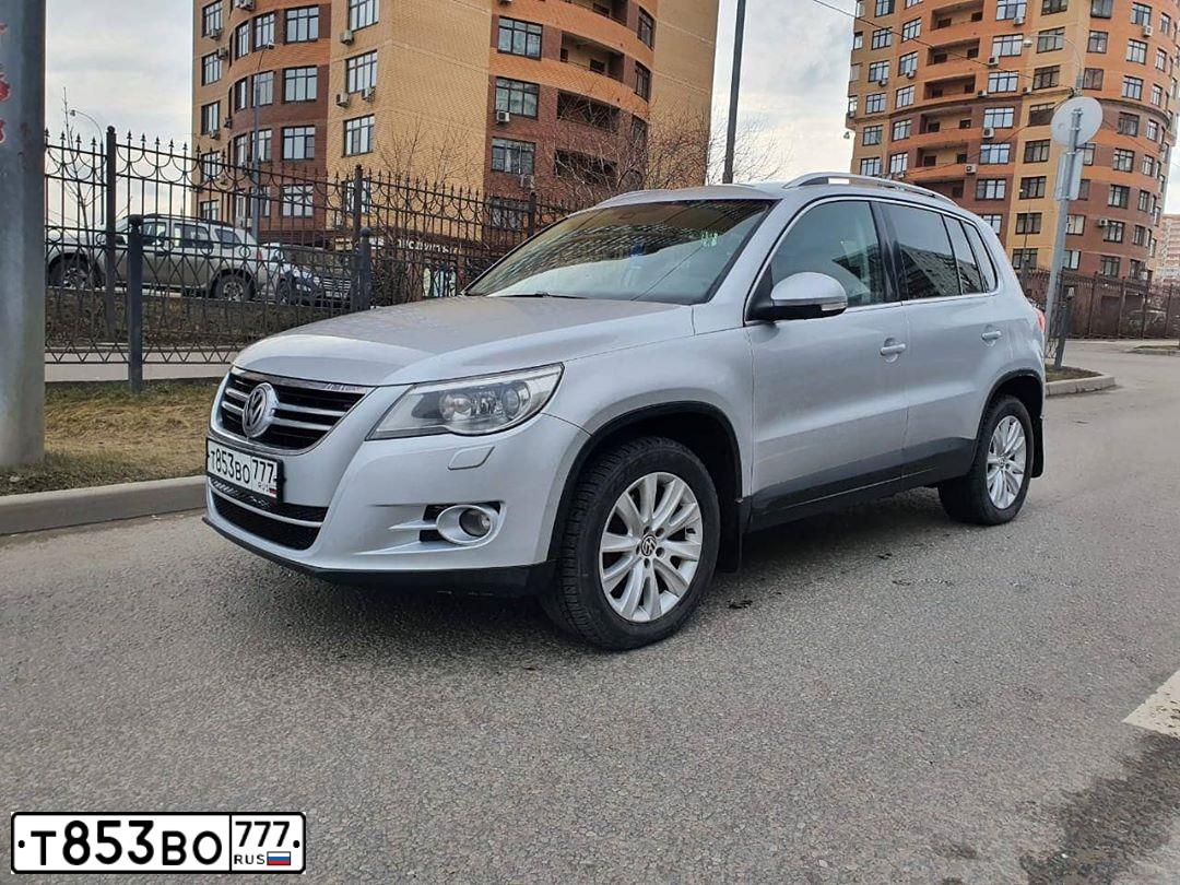 Фото автомобиля VOLKSWAGEN TIGUAN, 2010 — госномер У737НА142. Цвет: Серебристый
