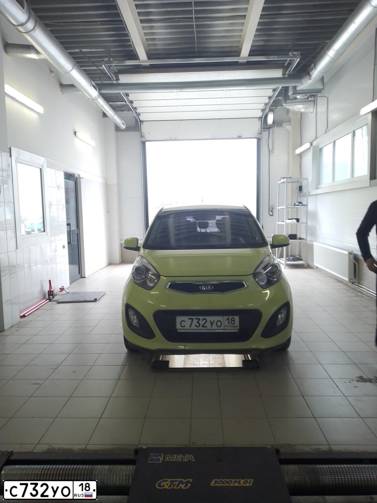 Фото автомобиля KIA PICANTO / MORNING, 2012 — госномер С732УО18. Цвет: ЖЕЛТО-ЗЕЛЕНЫЙ
