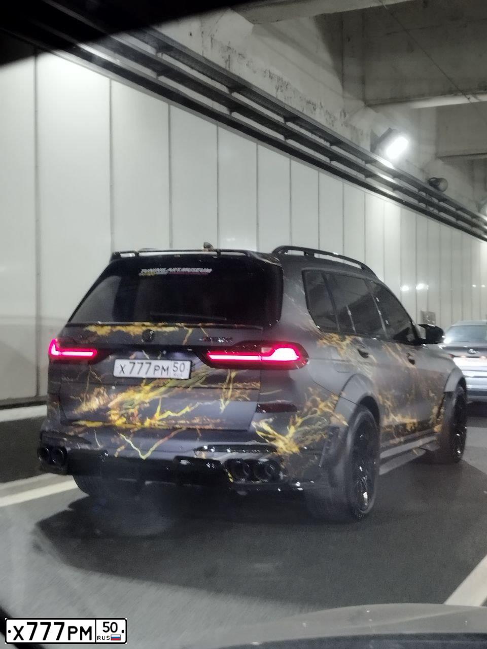Фото автомобиля BMW X7, 2020 — госномер Х777РМ50. Цвет: ЧЕРНЫЙ