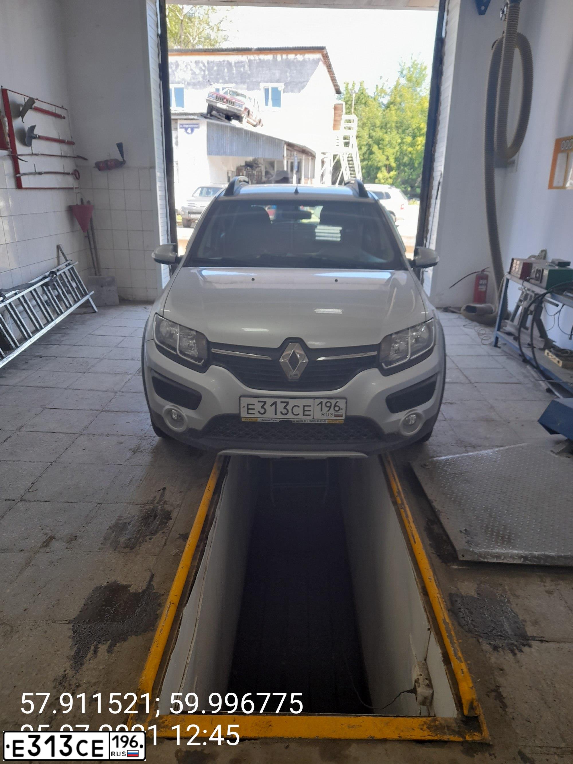 Фото автомобиля RENAULT SANDERO, 2017 — госномер С389ВЕ196. Цвет: СВЕТЛО-СЕРЫЙ