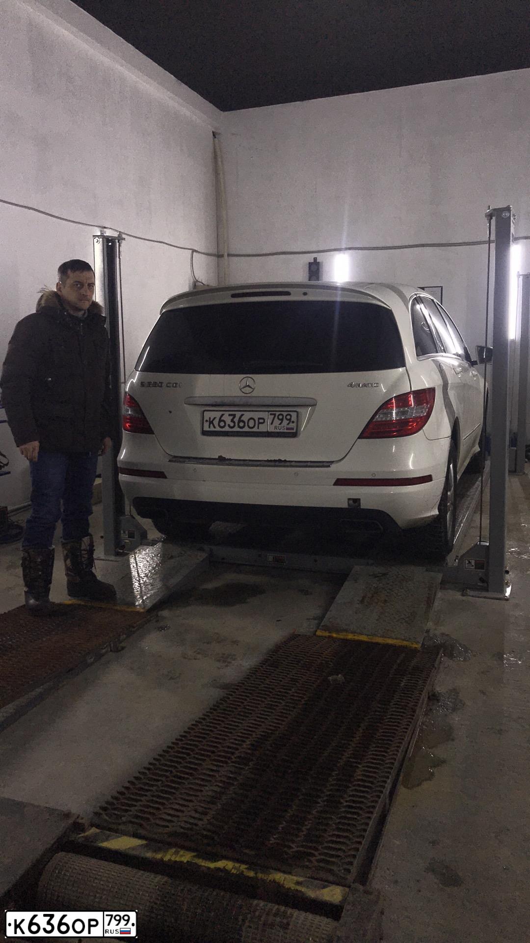 Фото автомобиля MERCEDES R-KLASSE, 2012 — госномер Н795ТВ790. Цвет: Белый