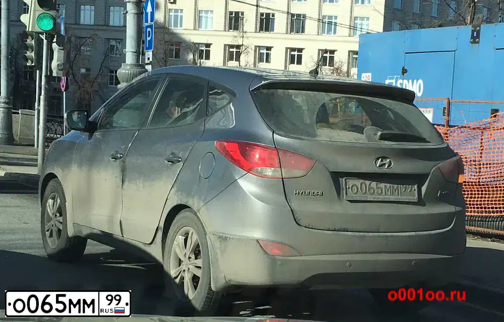 Фото автомобиля HYUNDAI IX35, 2012 — госномер О065ММ99. Цвет: СЕРЫЙ