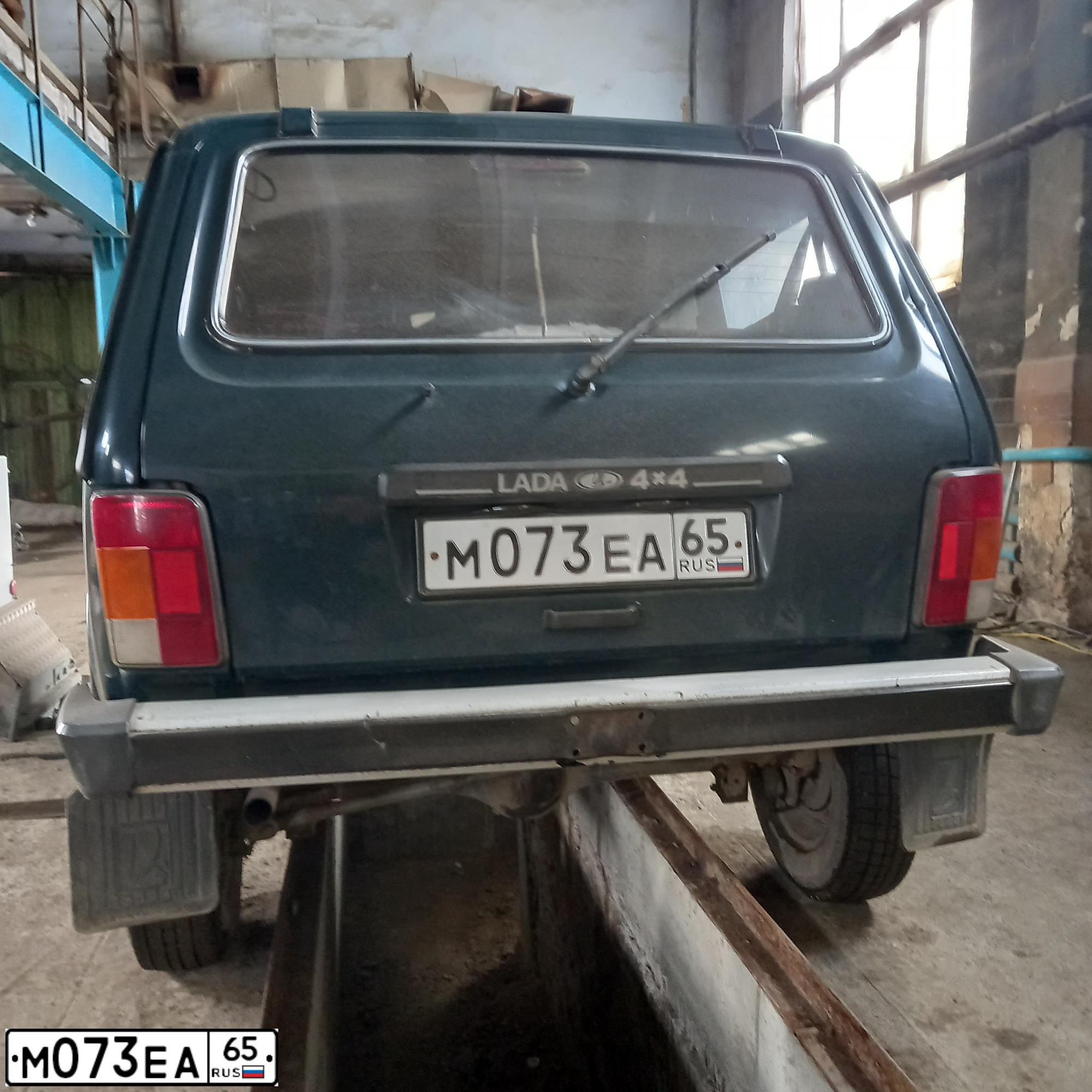 Фото автомобиля LADA 2121 NIVA, 2010 — госномер М073ЕА65. Цвет: ТЕМНО-ЗЕЛЕНЫЙ
