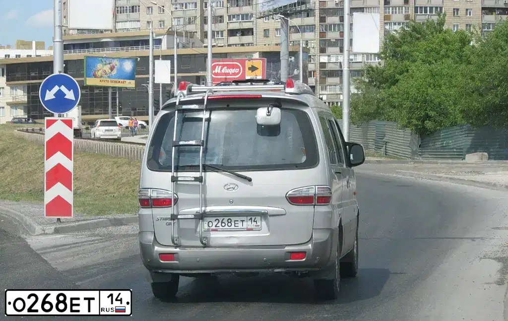 Фото автомобиля HYUNDAI H 1/H 100/STAREX, 2007 — госномер О268ЕТ14. Цвет: серый,темно-серый