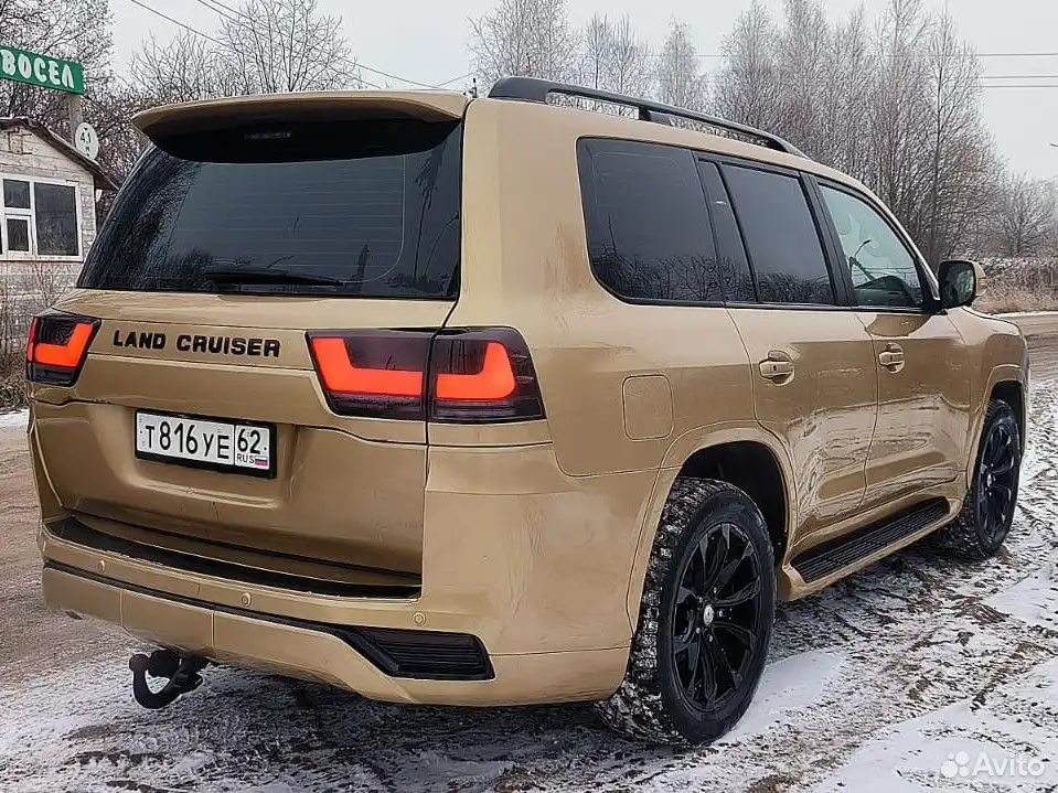 Фото автомобиля TOYOTA LANDCRUISER 200, 2008 — госномер Т816УЕ62. Цвет: ЗОЛОТИСТЫЙ