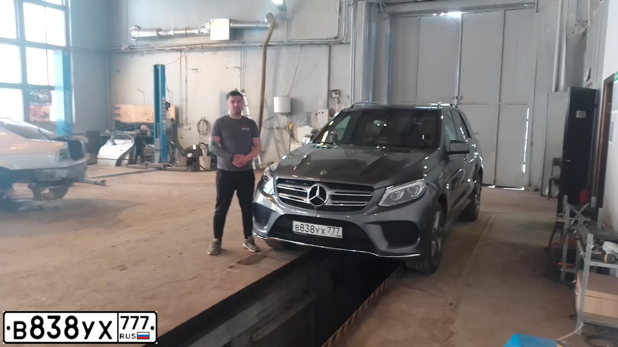 Фото автомобиля MERCEDES GLE-KLASSE, 2017 — госномер Е281ХХ799. Цвет: СЕРЫЙ