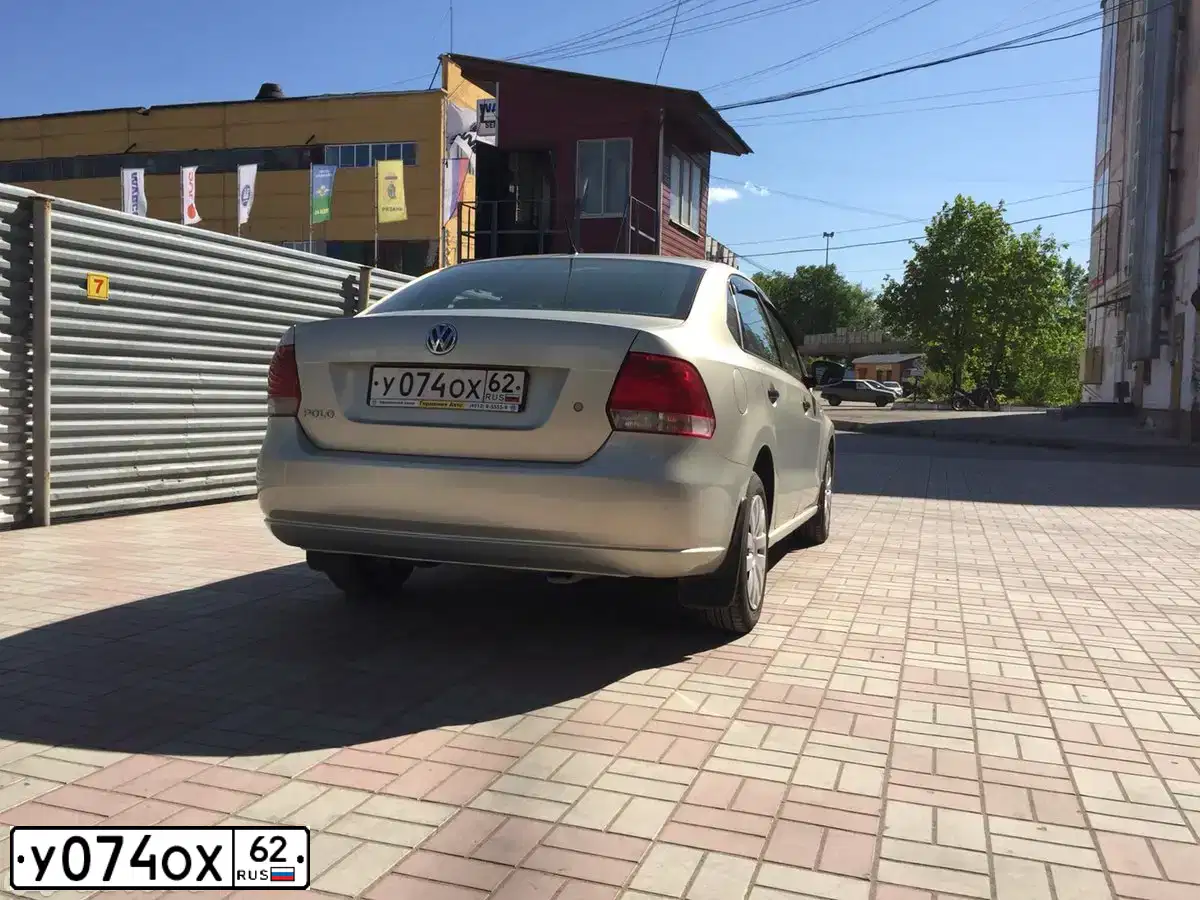 Фото автомобиля VOLKSWAGEN POLO, 2011 — госномер О099УК62. Цвет: СЕРЕБРИСТЫЙ-ЖЕЛТЫЙ