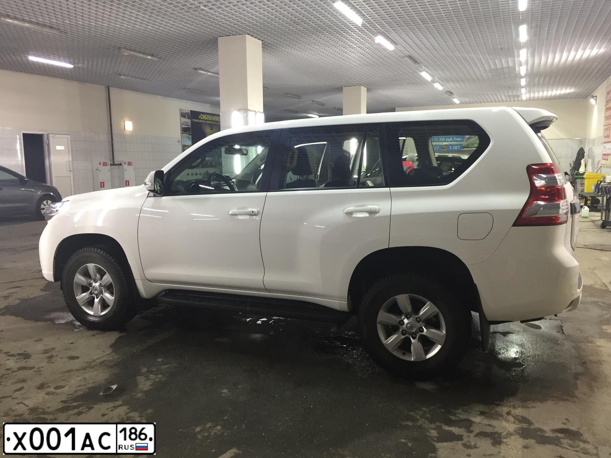 Фото автомобиля TOYOTA LANDCRUISER, 2013 — госномер Х001АС186. Цвет: Белый