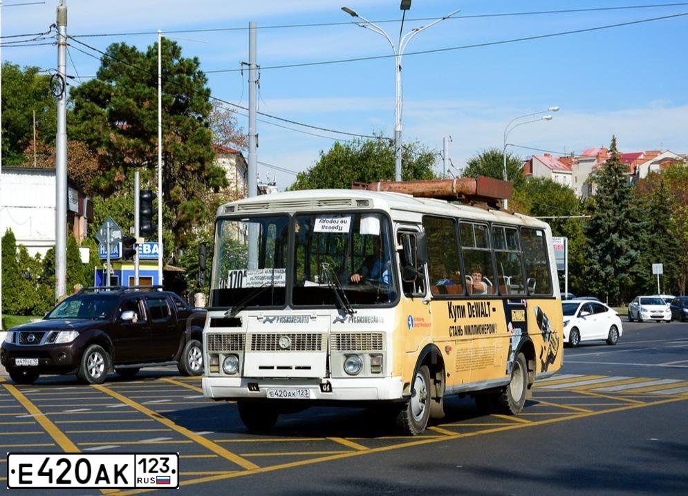 Фото автомобиля PAZ 3205, 2011 — госномер Е420АК123. Цвет: Белый