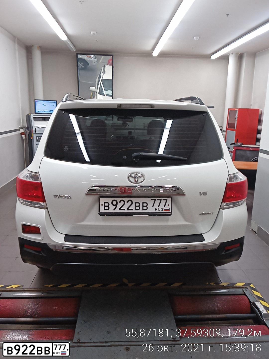 Фото автомобиля TOYOTA HIGHLANDER, 2013 — госномер В922ВВ177. Цвет: БЕЛЫЙ