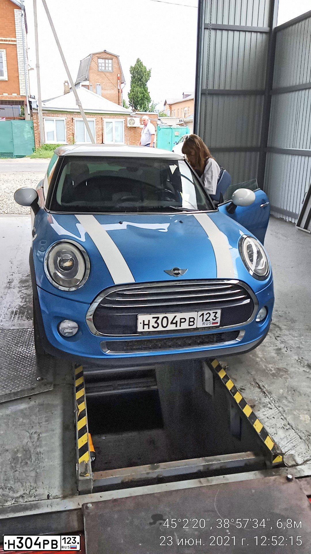 Фото автомобиля MINI МИНИ КУПЕР БЕЗ МОДЕЛИ, 2015 — госномер Н304РВ123. Цвет: ГОЛУБОЙ