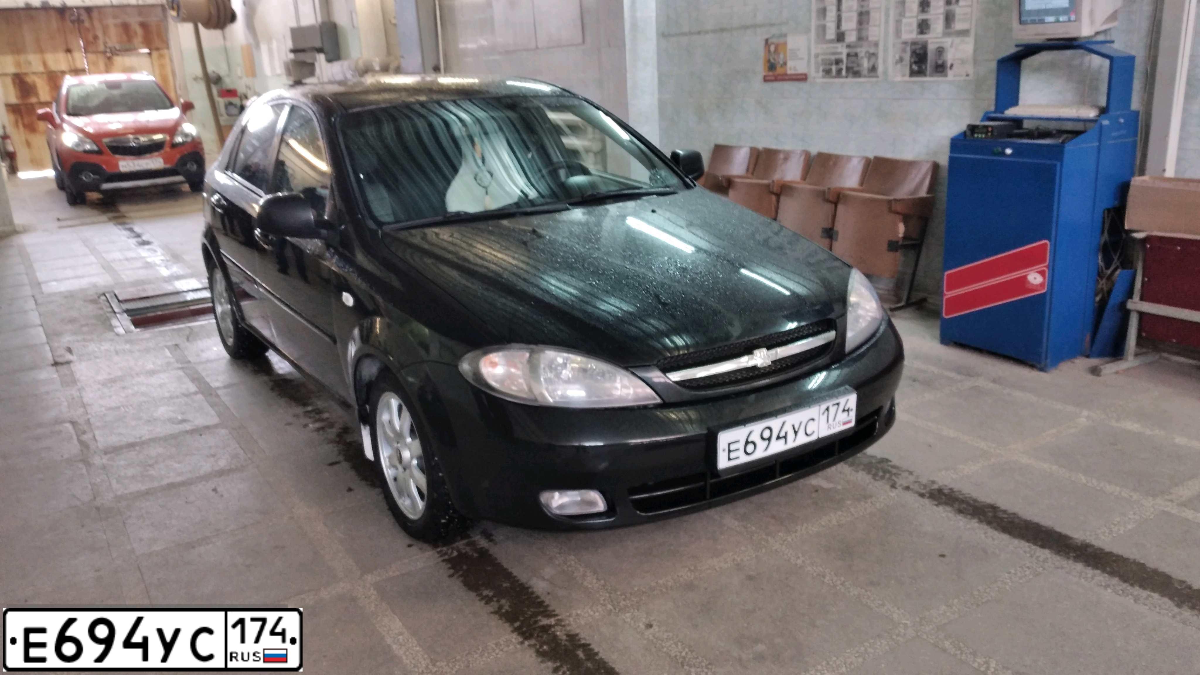 Фото автомобиля CHEVROLET LACETTI, 2010 — госномер Е694УС174. Цвет: ЧЕРНЫЙ