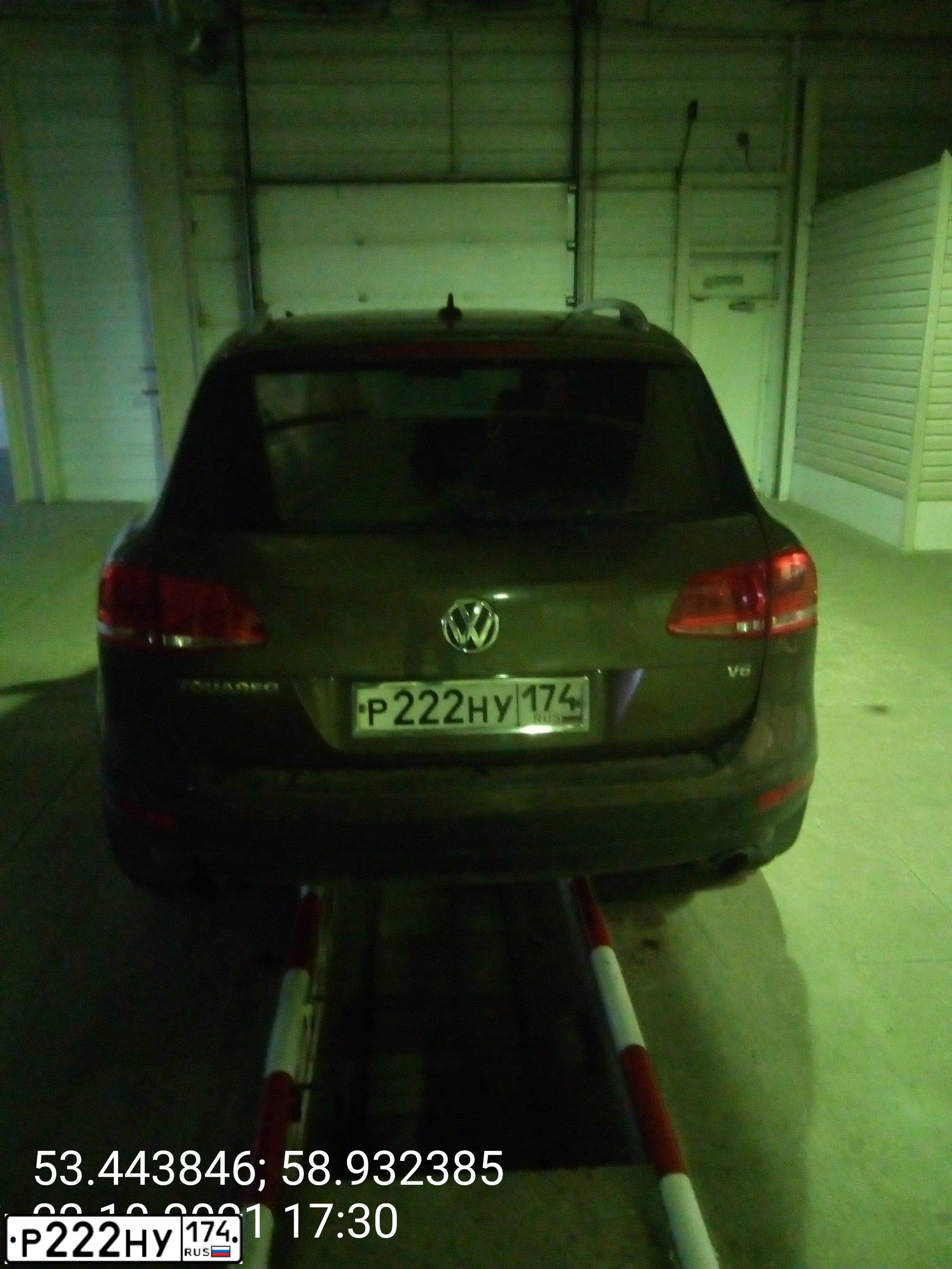 Фото автомобиля VOLKSWAGEN TOUAREG, 2010 — госномер Р222НУ174. Цвет: Коричневый
