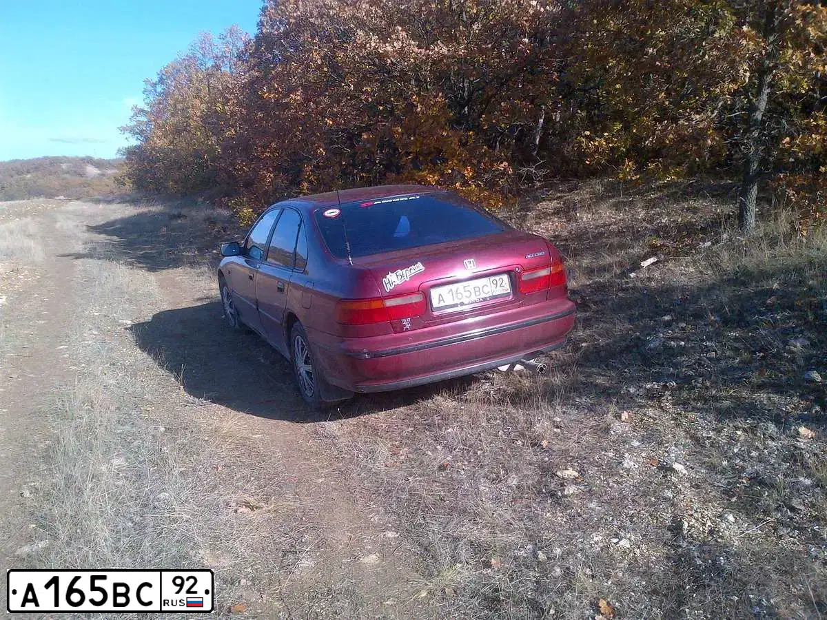 Фото автомобиля HONDA ACCORD, 1994 — госномер С883АВ185. Цвет: Красный