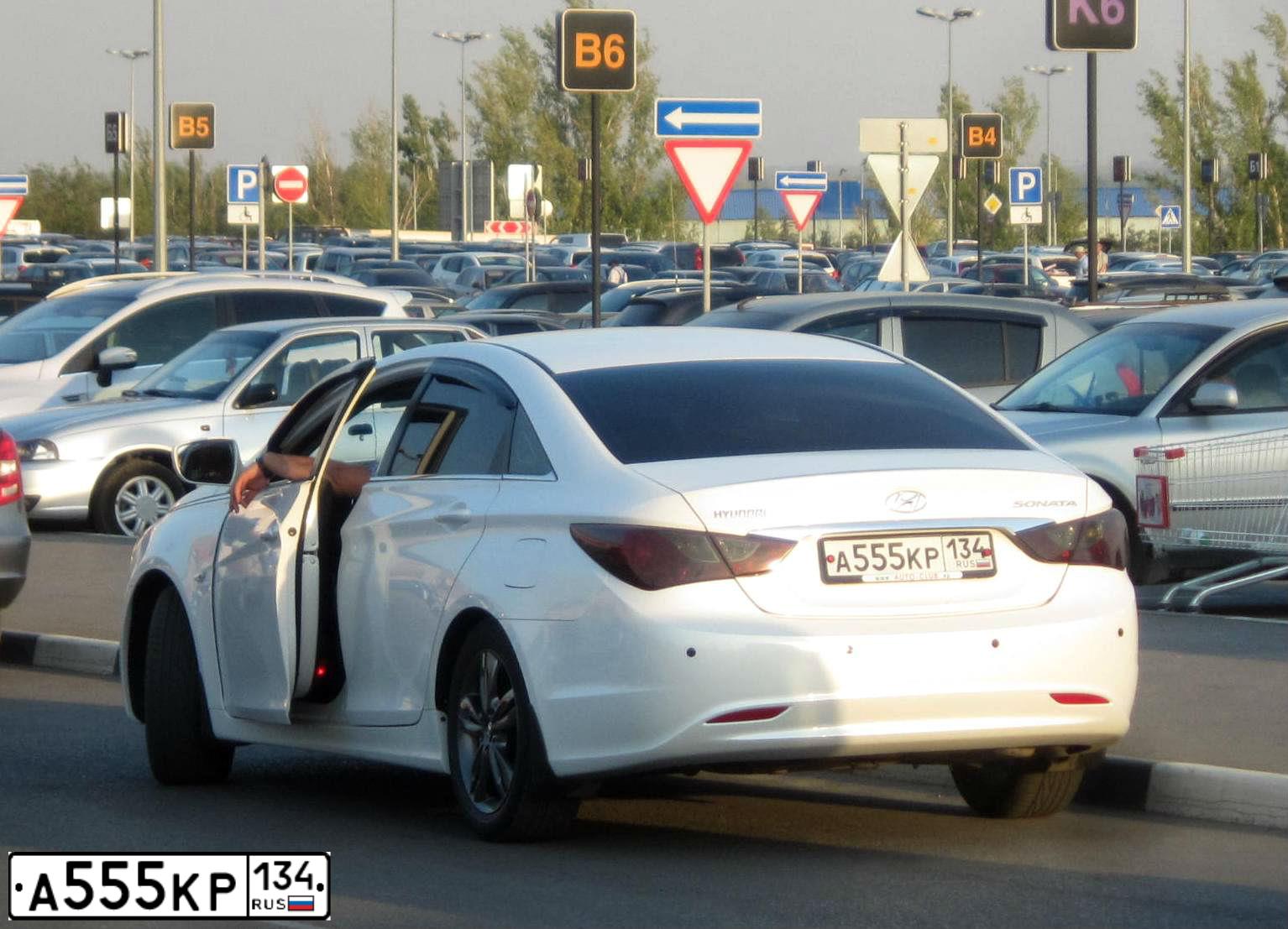 Фото автомобиля HYUNDAI SONATA, 2011 — госномер А555КР134. Цвет: Белый