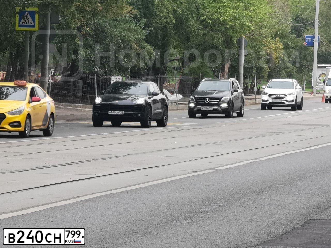 Фото автомобиля PORSCHE MACAN, 2016 — госномер В240СН799. Цвет: ЧЕРНЫЙ