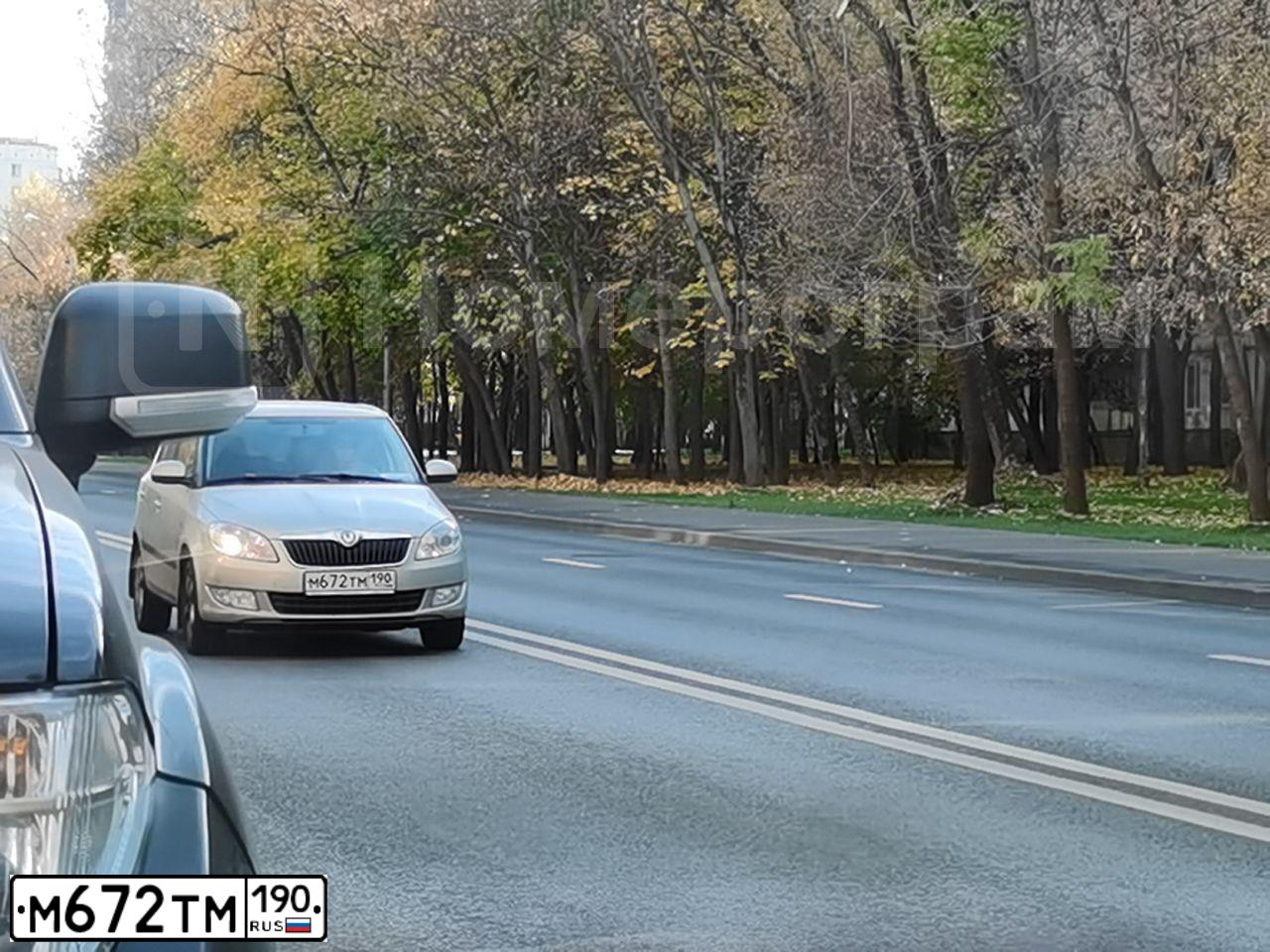 Фото автомобиля SKODA FABIA, 2012 — госномер М672ТМ190. Цвет: СЕРЕБРИСТО-ЖЕЛТЫЙ