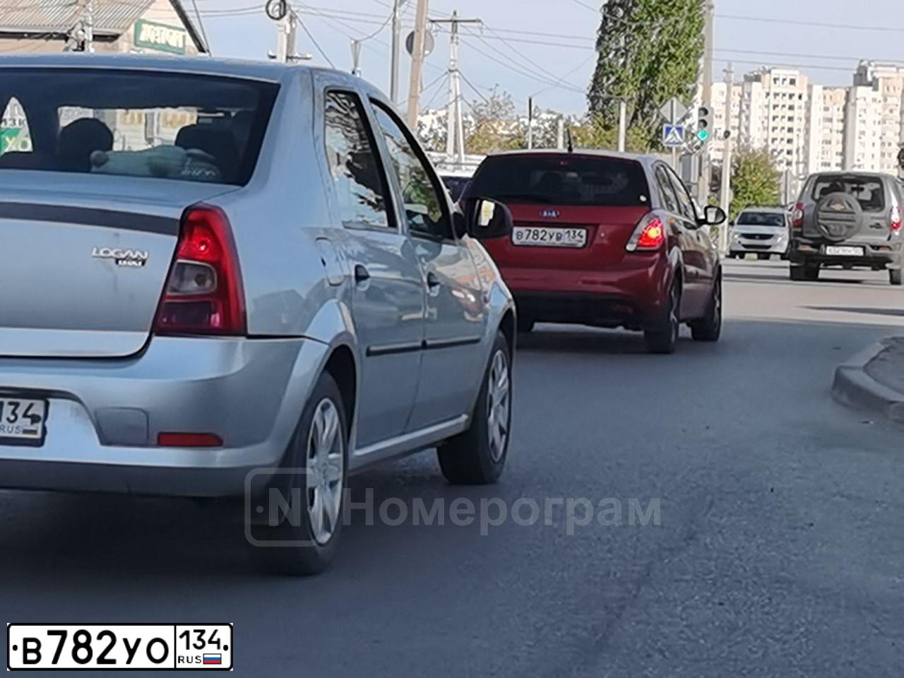 Фото автомобиля VOLKSWAGEN TIGUAN, 2014 — госномер Р933УУ178. Цвет: СЕРЕБРИСТО-ЖЕЛТЫЙ