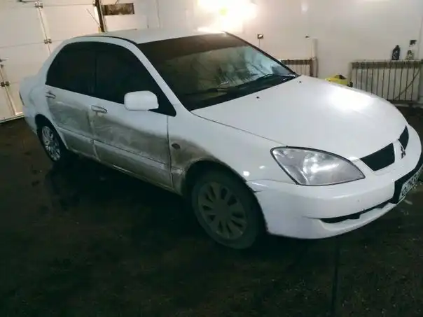 Фото автомобиля MITSUBISHI LANCER, 2005 — госномер Р013ВХ76. Цвет: Белый