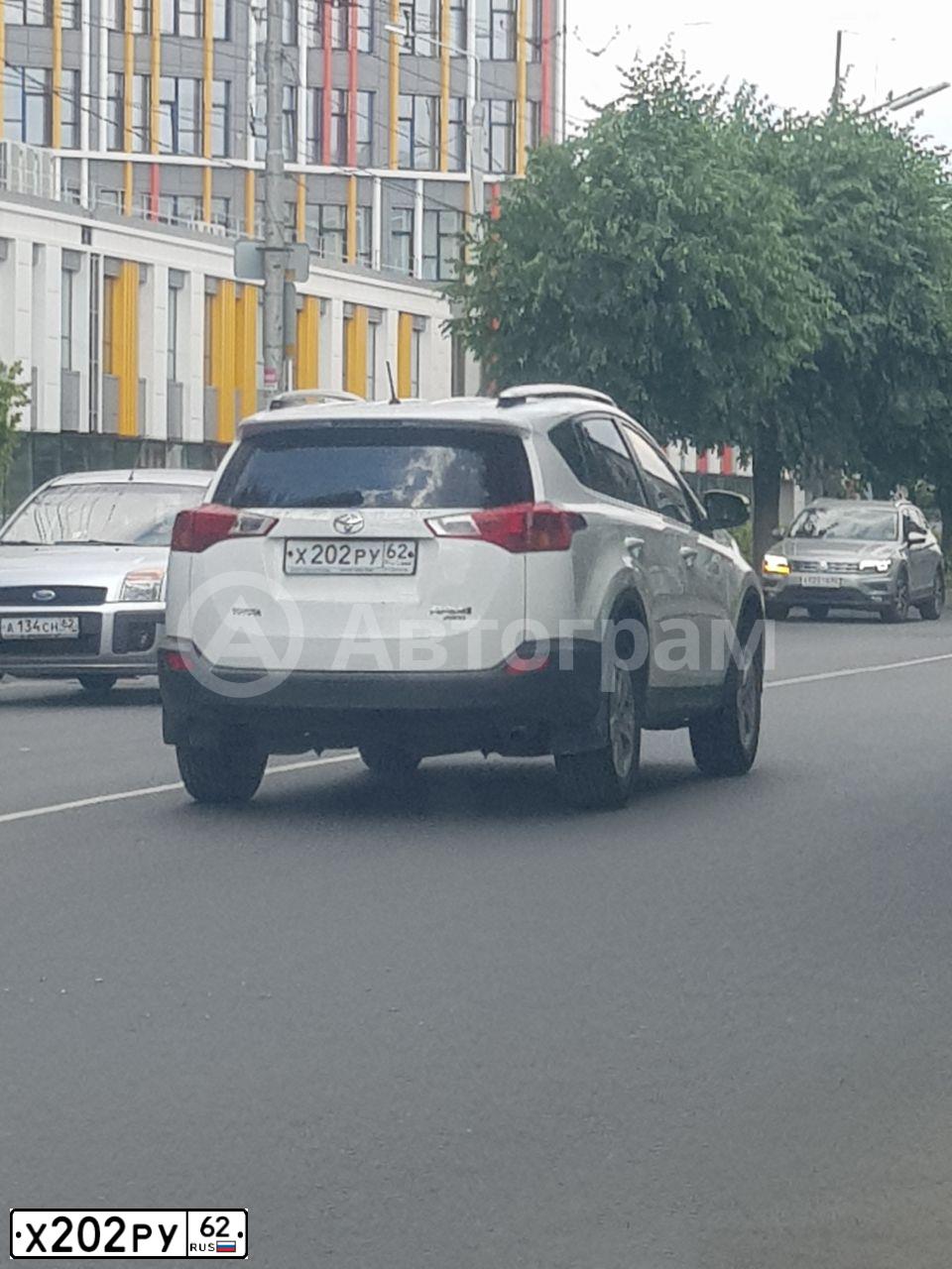 Фото автомобиля TOYOTA RAV4, 2013 — госномер Х202РУ62. Цвет: Белый