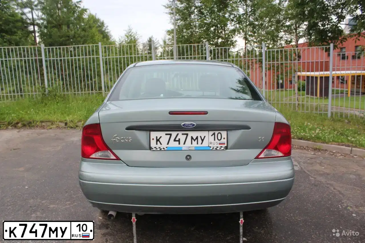 Фото автомобиля FORD FOCUS, 2002 — госномер М077ОТ10. Цвет: СЕРО-ЗЕЛЕНЫЙ