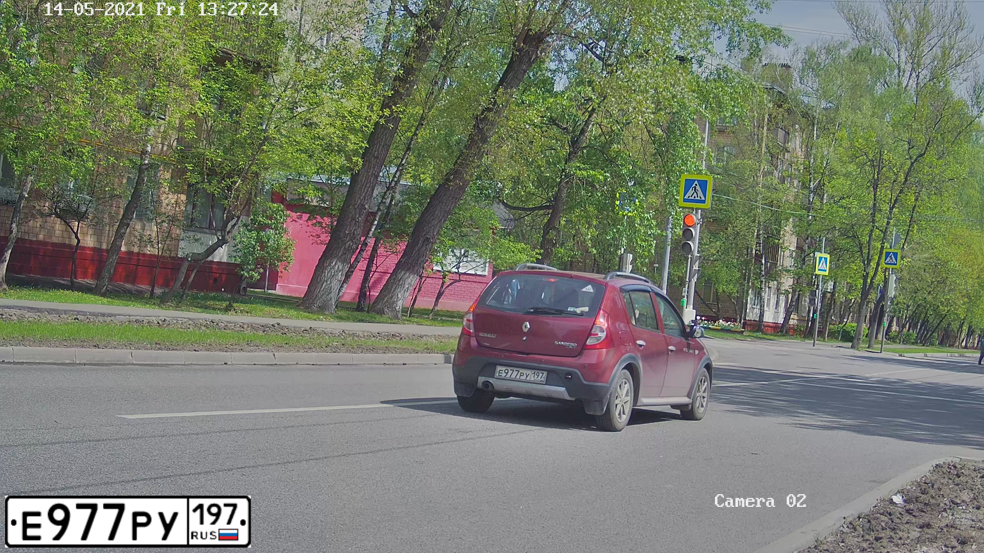Фото автомобиля RENAULT SANDERO, 2011 — госномер Е977РУ197. Цвет: КРАСНЫЙ