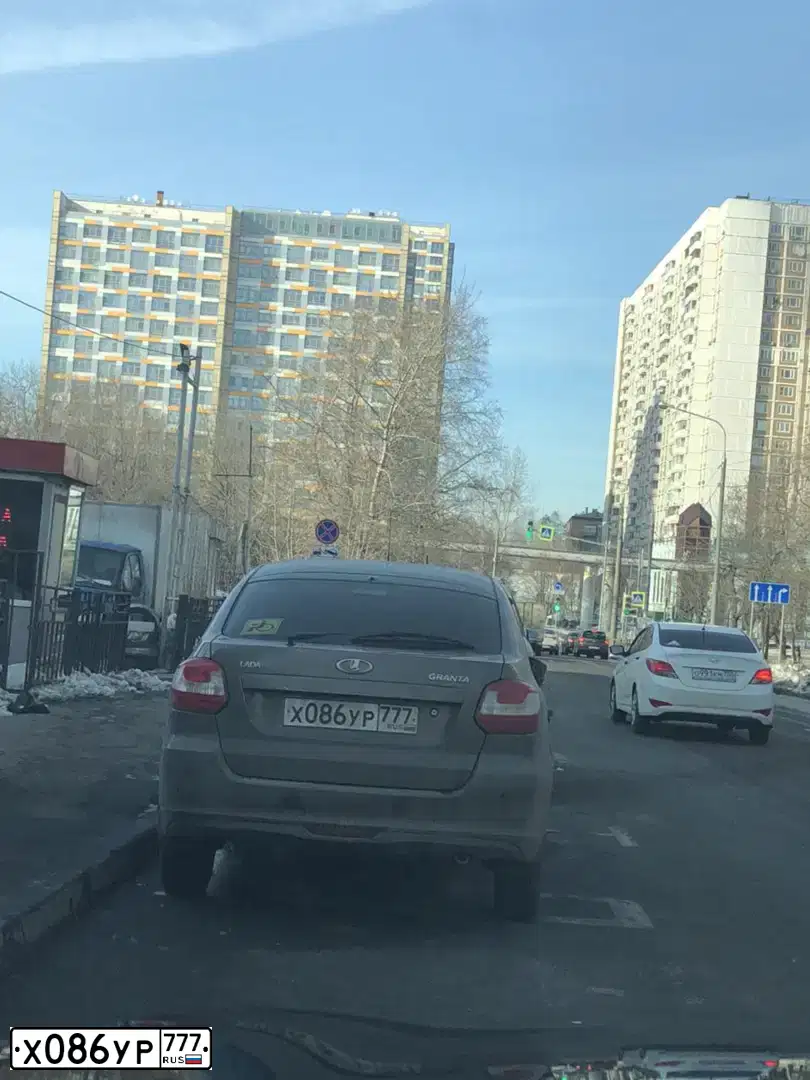 Фото автомобиля LADA GRANTA, 2017 — госномер Т379АЕ250. Цвет: Золотисто-коричневый
