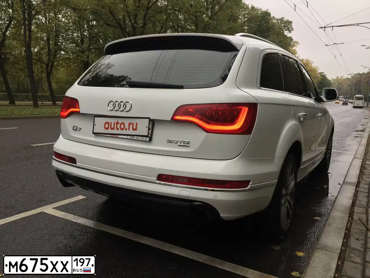 Фото автомобиля AUDI Q7, 2010 — госномер А777КМ190. Цвет: Белый