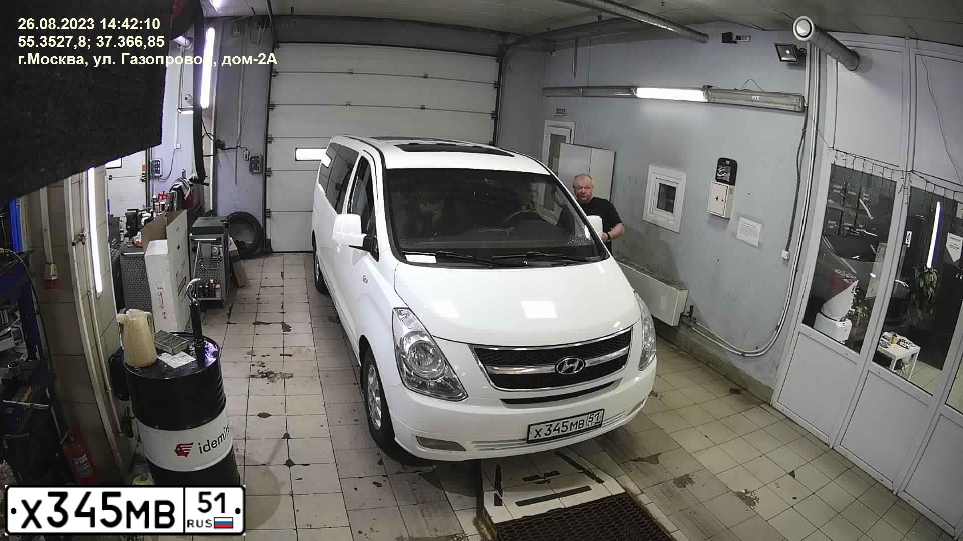 Фото автомобиля HYUNDAI GRAND STAREX, 2011 — госномер Х345МВ51. Цвет: Белый