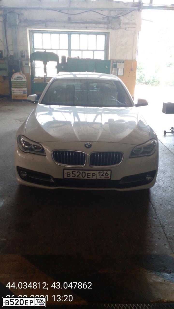 Фото автомобиля BMW SERIE 5, 2016 — госномер В520ЕР126. Цвет: БЕЛЫЙ