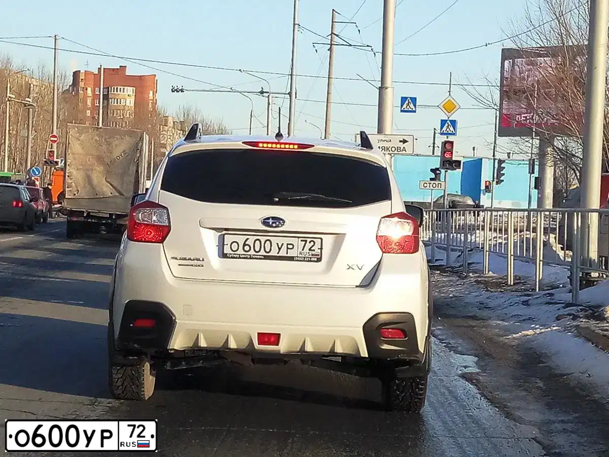 Фото автомобиля SUBARU IMPREZA, 2013 — госномер О600УР72. Цвет: БЕЛЫЙ