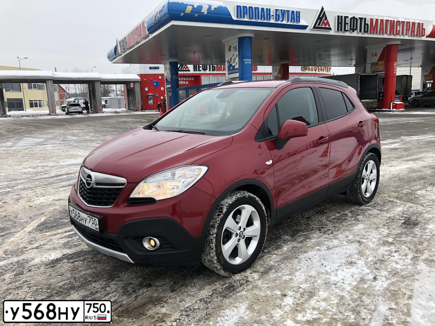 Фото автомобиля OPEL MOKKA, 2013 — госномер А091УУ77. Цвет: Красный