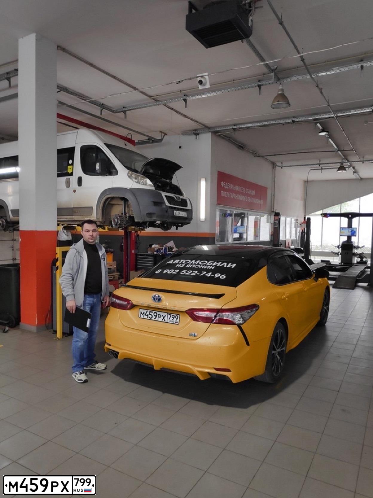 Фото автомобиля TOYOTA CAMRY, 2020 — госномер М459РХ799. Цвет: ЖЕЛТЫЙ