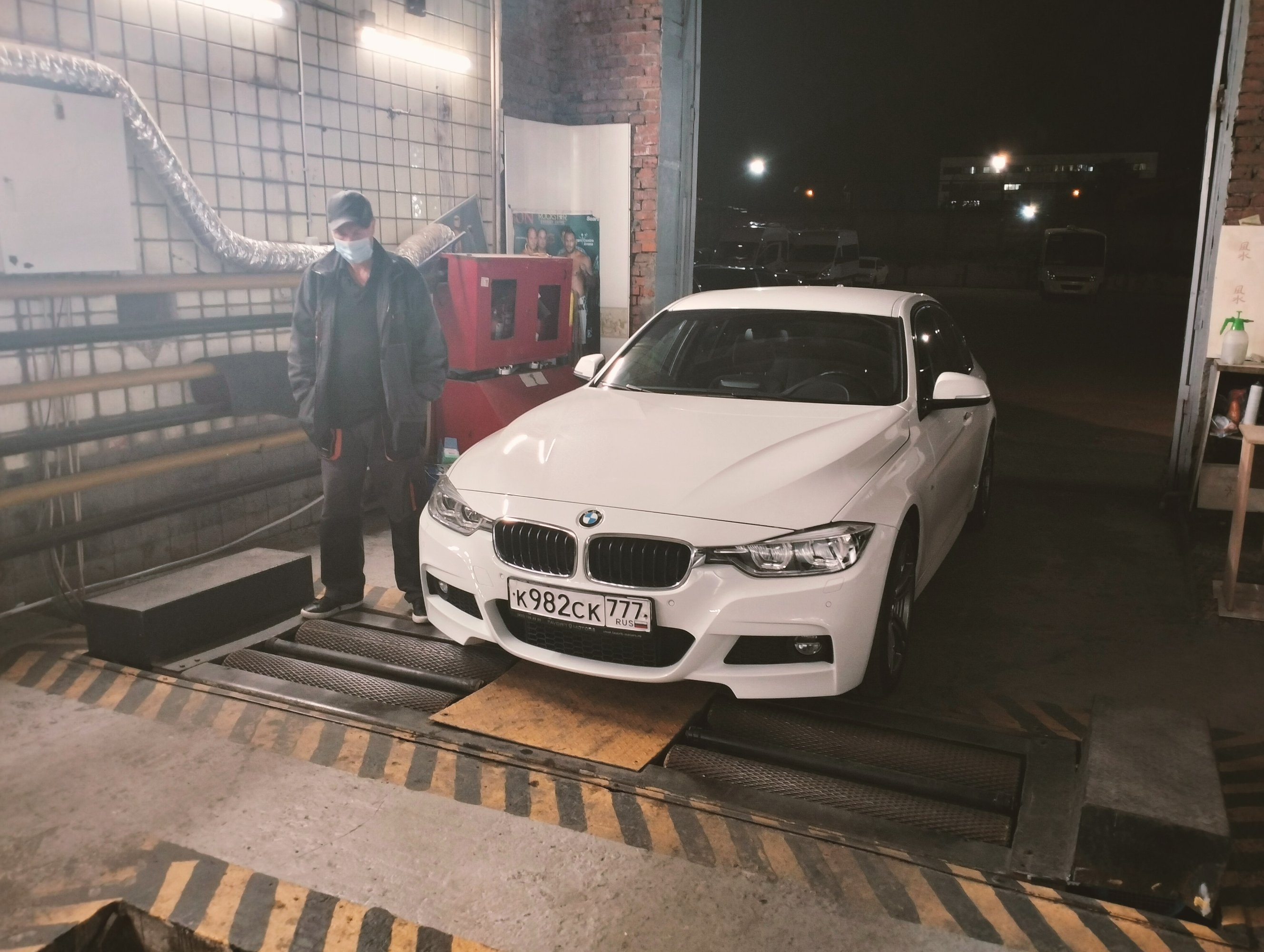 Фото автомобиля BMW SERIE 3, 2015 — госномер К982СК777. Цвет: Белый