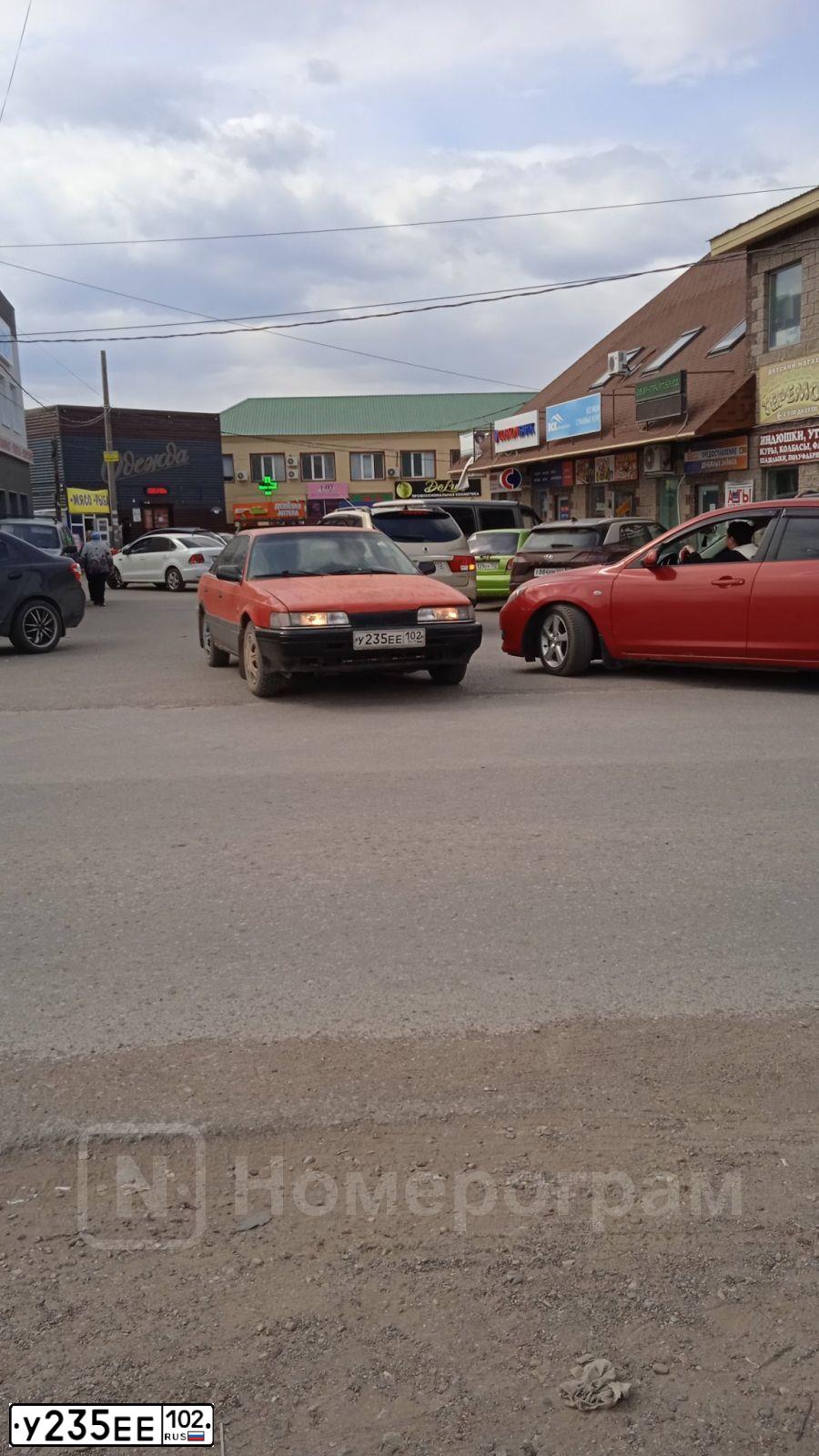 Фото автомобиля MAZDA 626, 1988 — госномер У235ЕЕ102. Цвет: КРАСНЫЙ