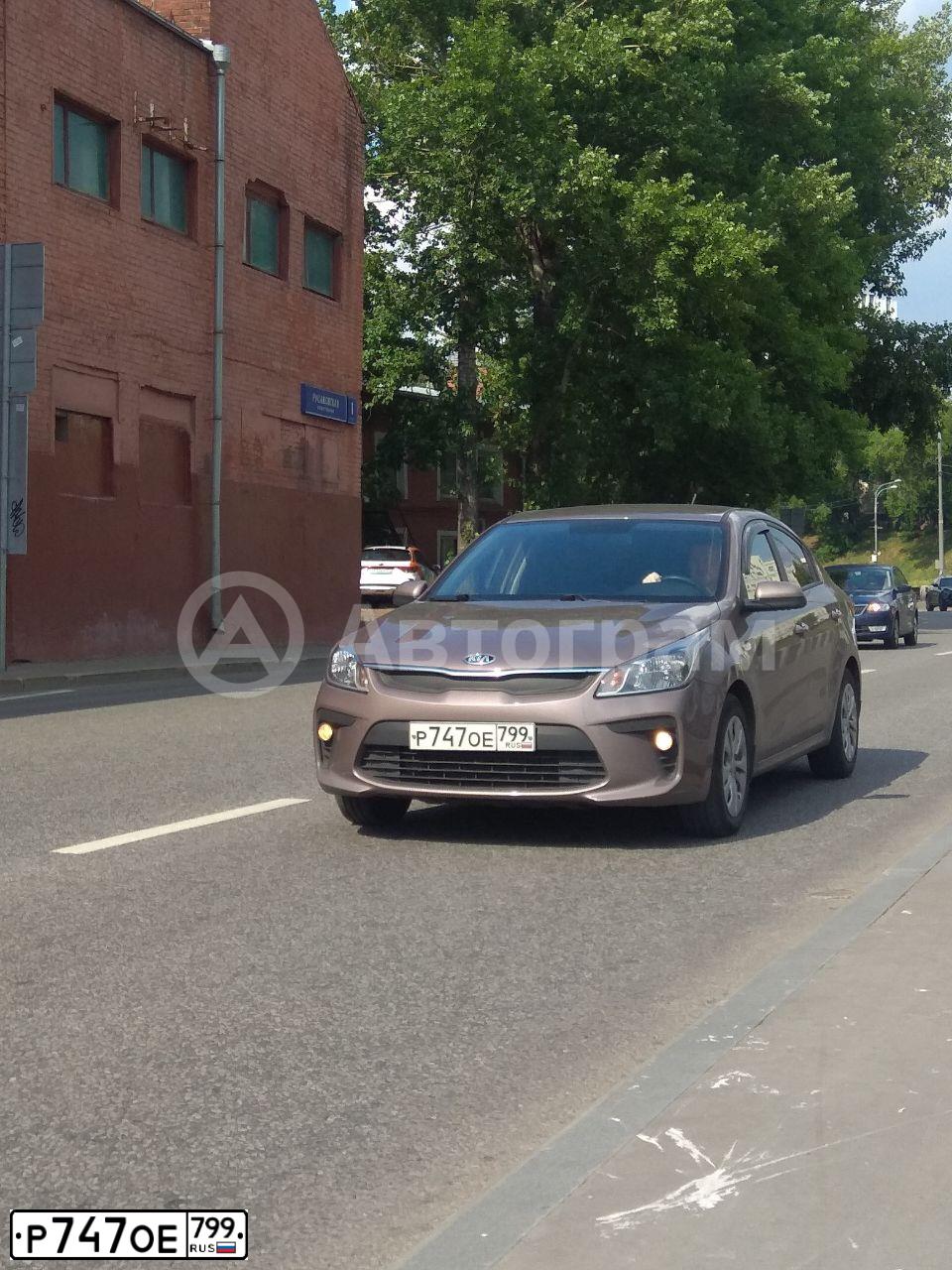 Фото автомобиля KIA RIO, 2019 — госномер Р747ОЕ799. Цвет: СВЕТЛО-КОРИЧНЕВЫЙ