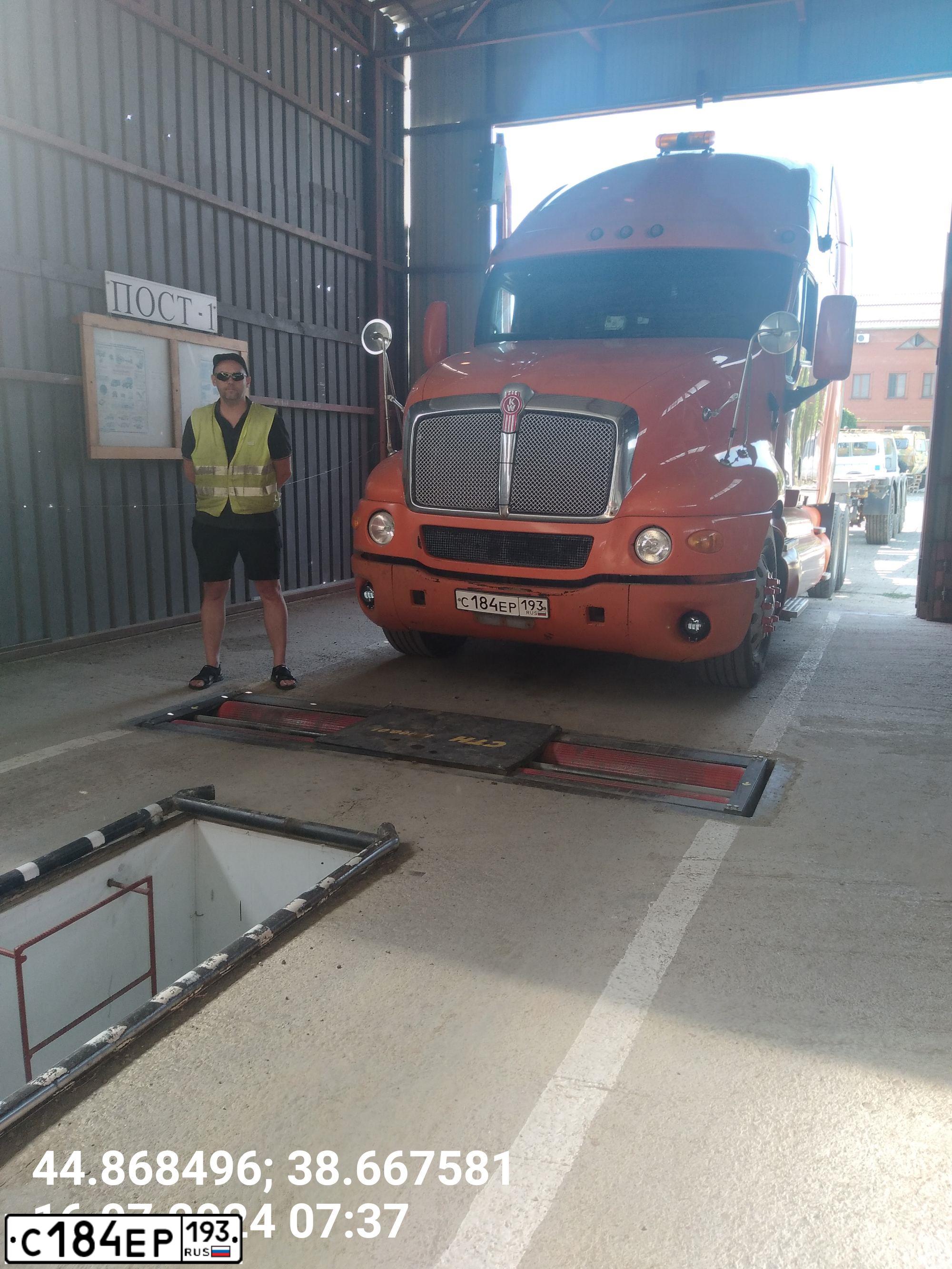 Фото автомобиля KENWORTH T-SERIE, 2009 — госномер Е670УС70. Цвет: Оранжевый