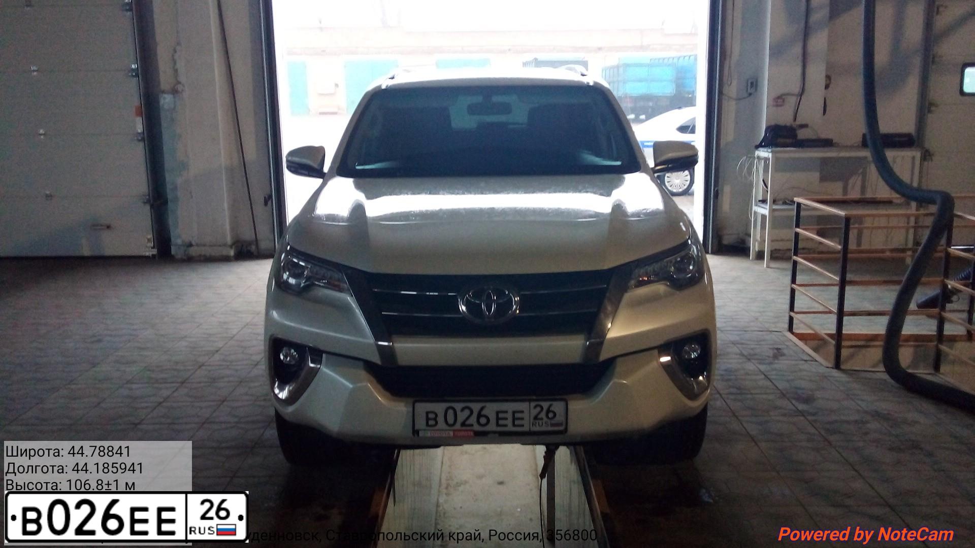 Фото автомобиля TOYOTA LAND CRUISER, 2015 — госномер М092КТ977. Цвет: БЕЛЫЙ ПЕРЛАМУТР