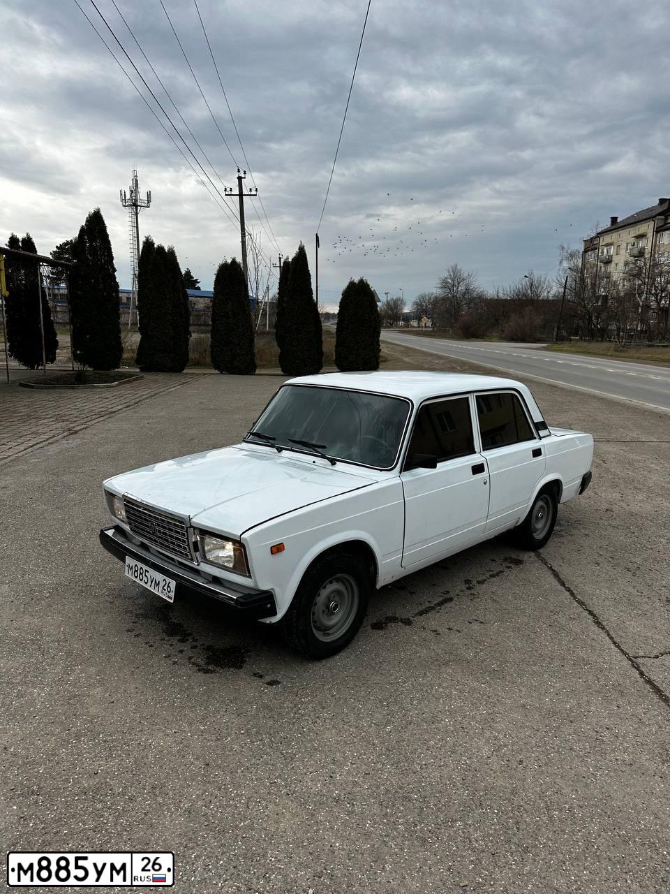 Фото автомобиля LADA 2107, 2010 — госномер М885УМ26. Цвет: БЕЛЫЙ
