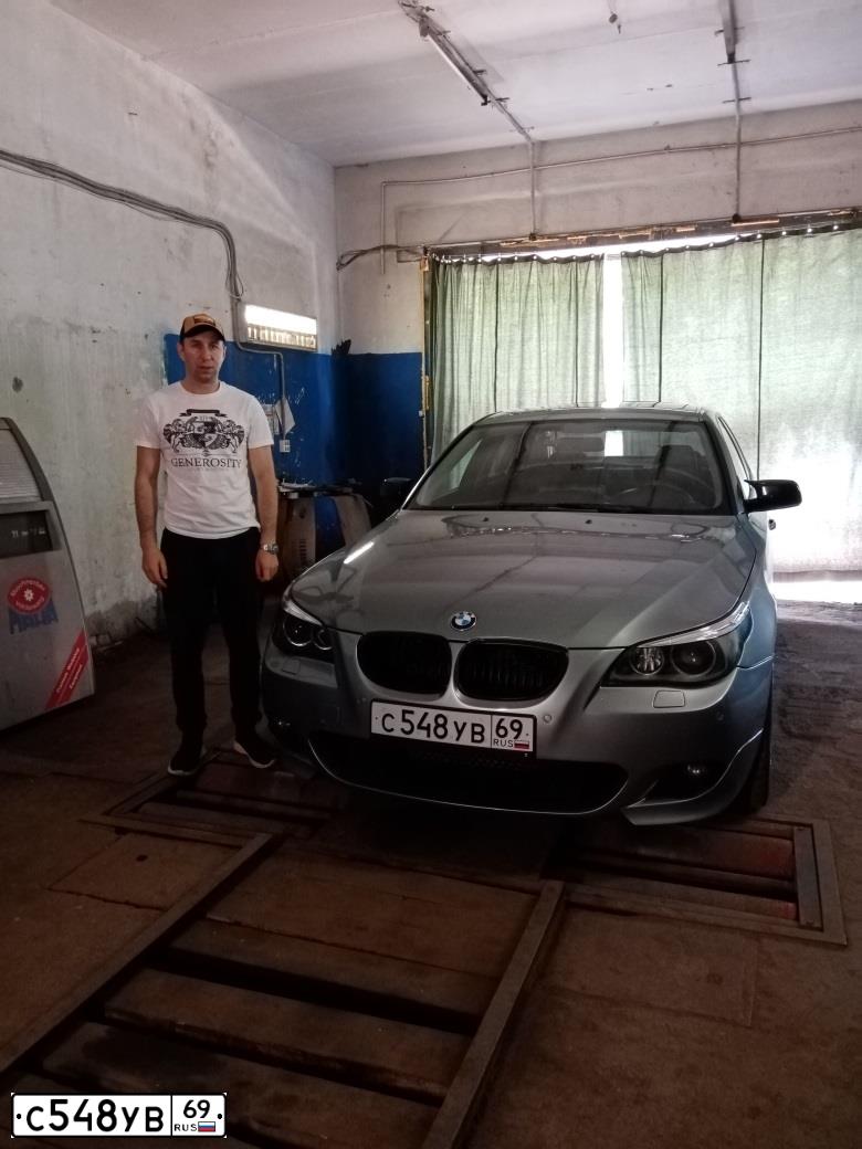 Фото автомобиля BMW 530D, 2004 — госномер У521КО44. Цвет: СЕРЫЙ