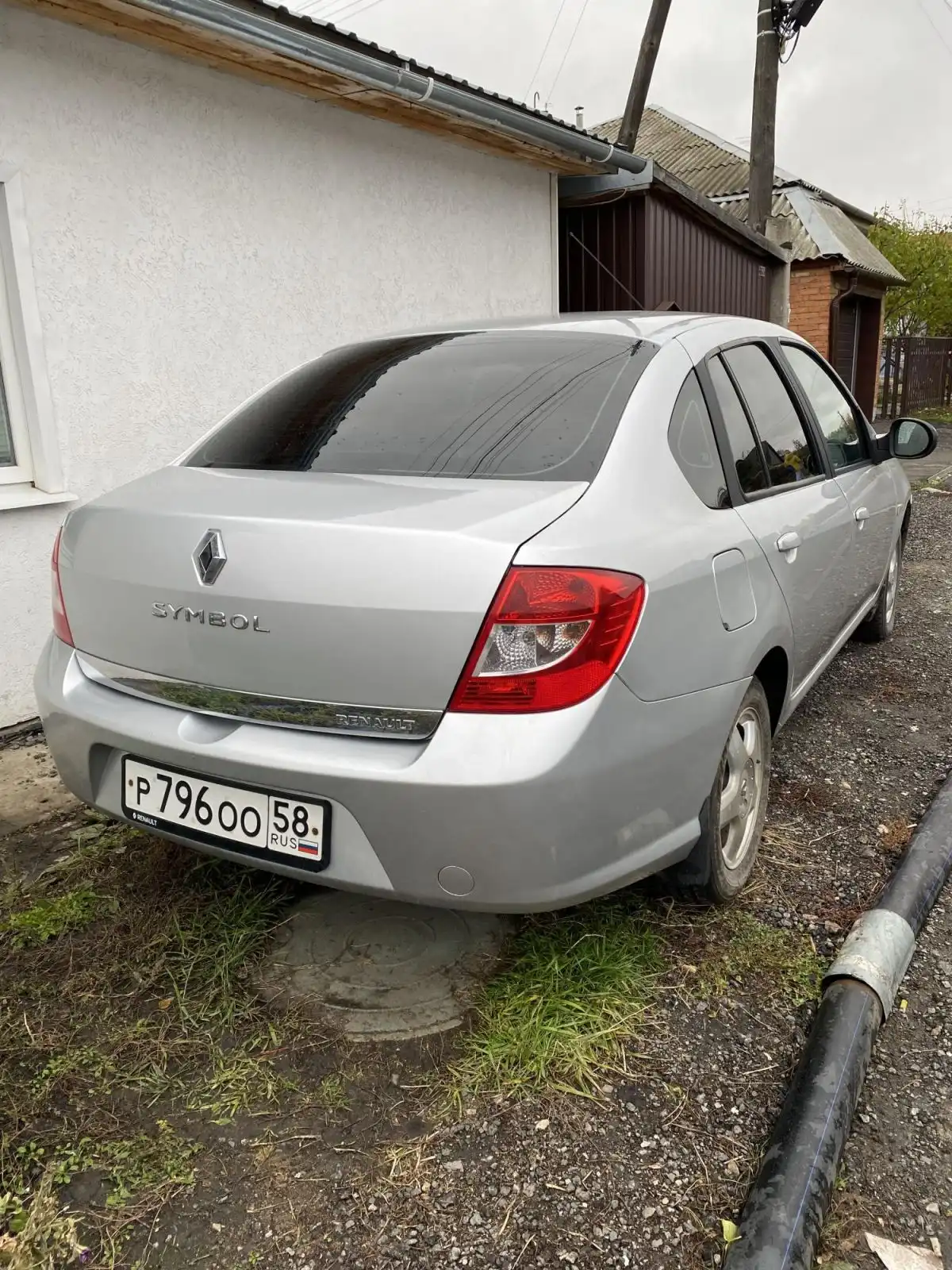 Фото автомобиля RENAULT SYMBOL, 2010 — госномер Р796ОО58. Цвет: СВЕТЛО-СЕРО-ГОЛУБОЙ