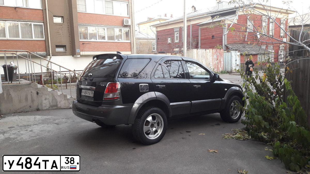 Фото автомобиля KIA SORENTO, 2004 — госномер У484ТА38. Цвет: ЧЕРНО-СЕРЫЙ